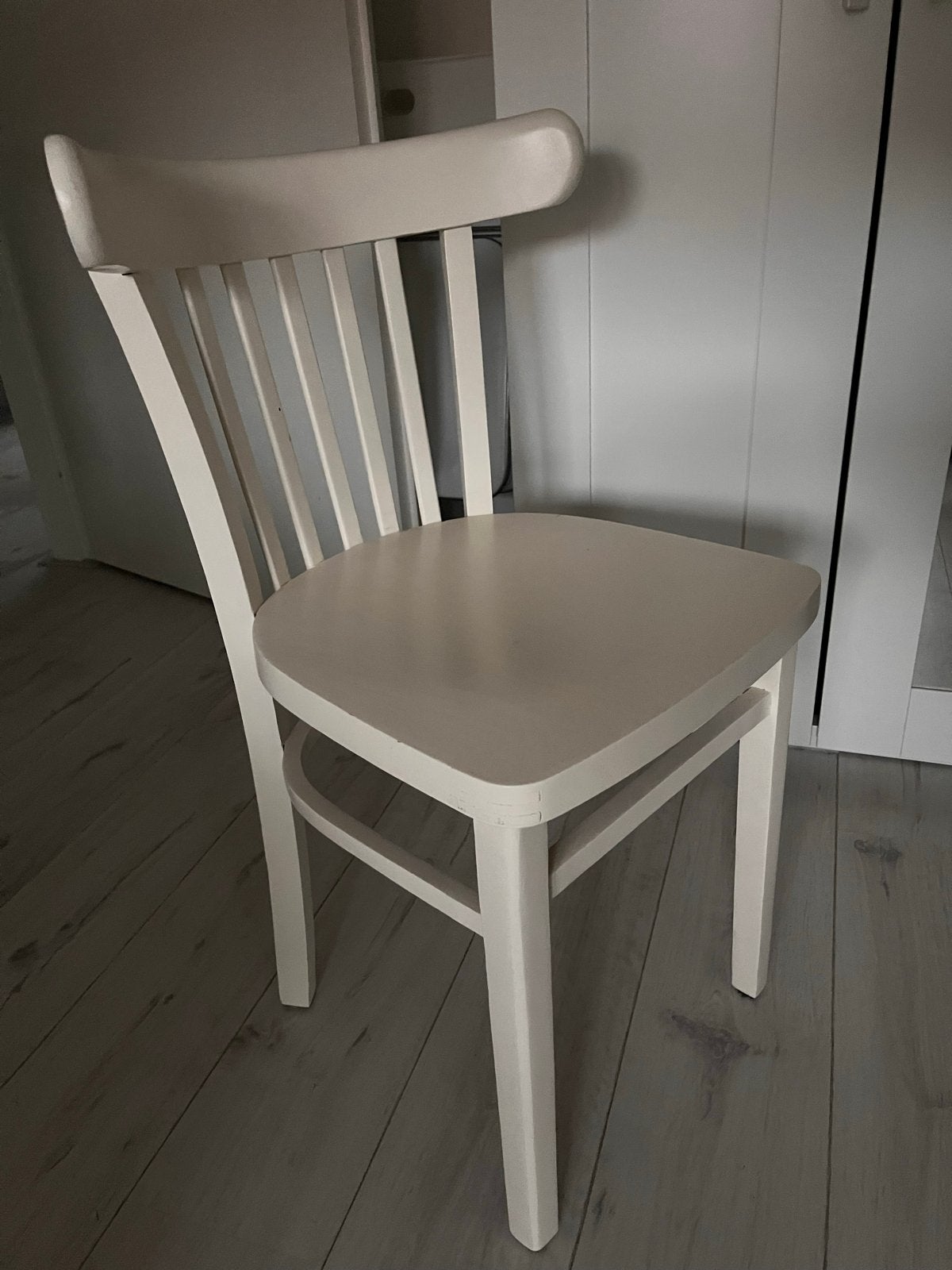 2 witte houten stoelen met rugleuning en evt zitkussen, Ophalen, Gebruikt, Twee, Wit