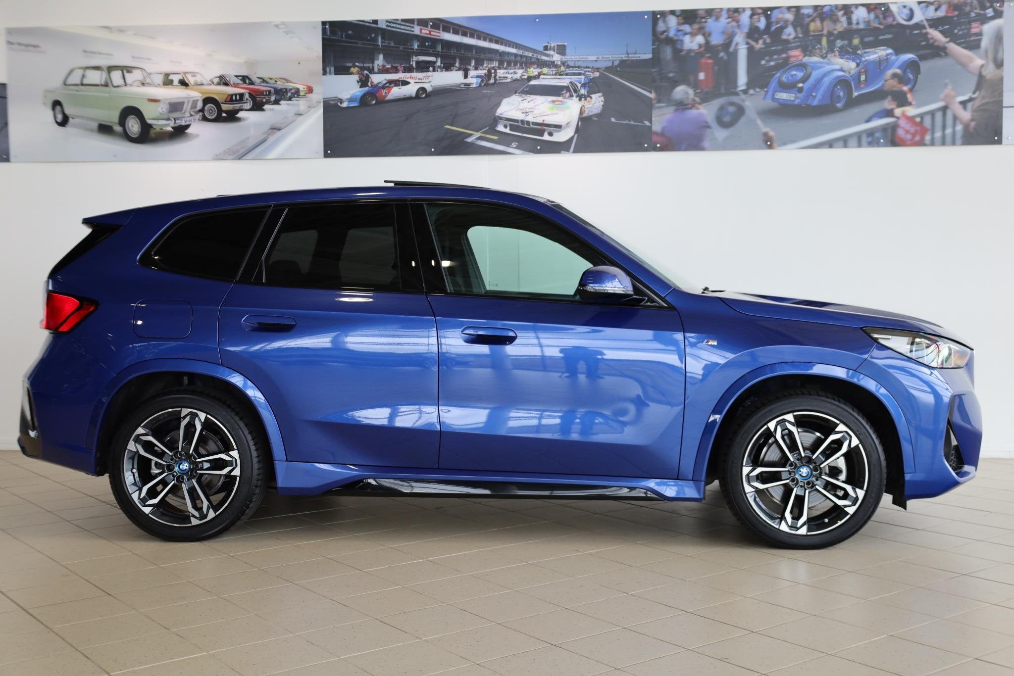 BMW iX1 xDrive30 | M Sportpakket | Stoelverwarming | SOH 99,, Auto's, Automaat, Stof, Gebruikt, Met garantie (alle)