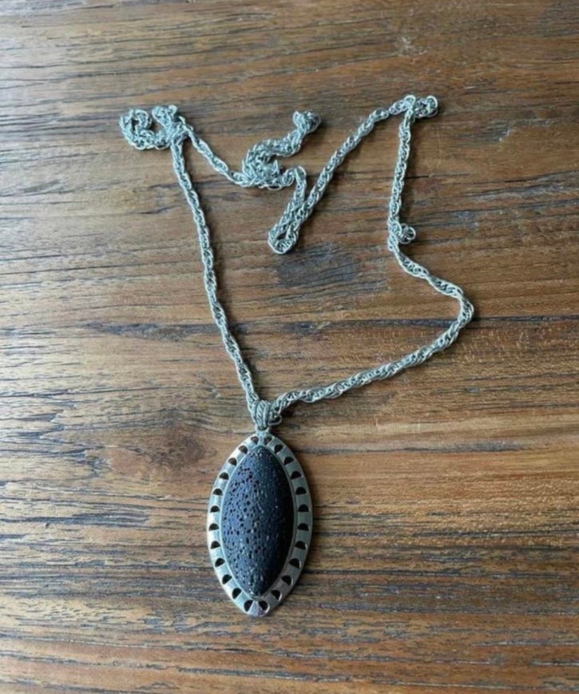 ketting met ovale lavasteen hanger, Met hanger, Gebruikt, Ophalen of Verzenden, Steen of Mineraal