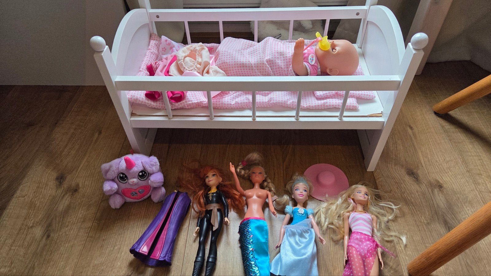Poppenbedje met babypop en diverse Barbiepoppen, Ophalen, Gebruikt, Babypop