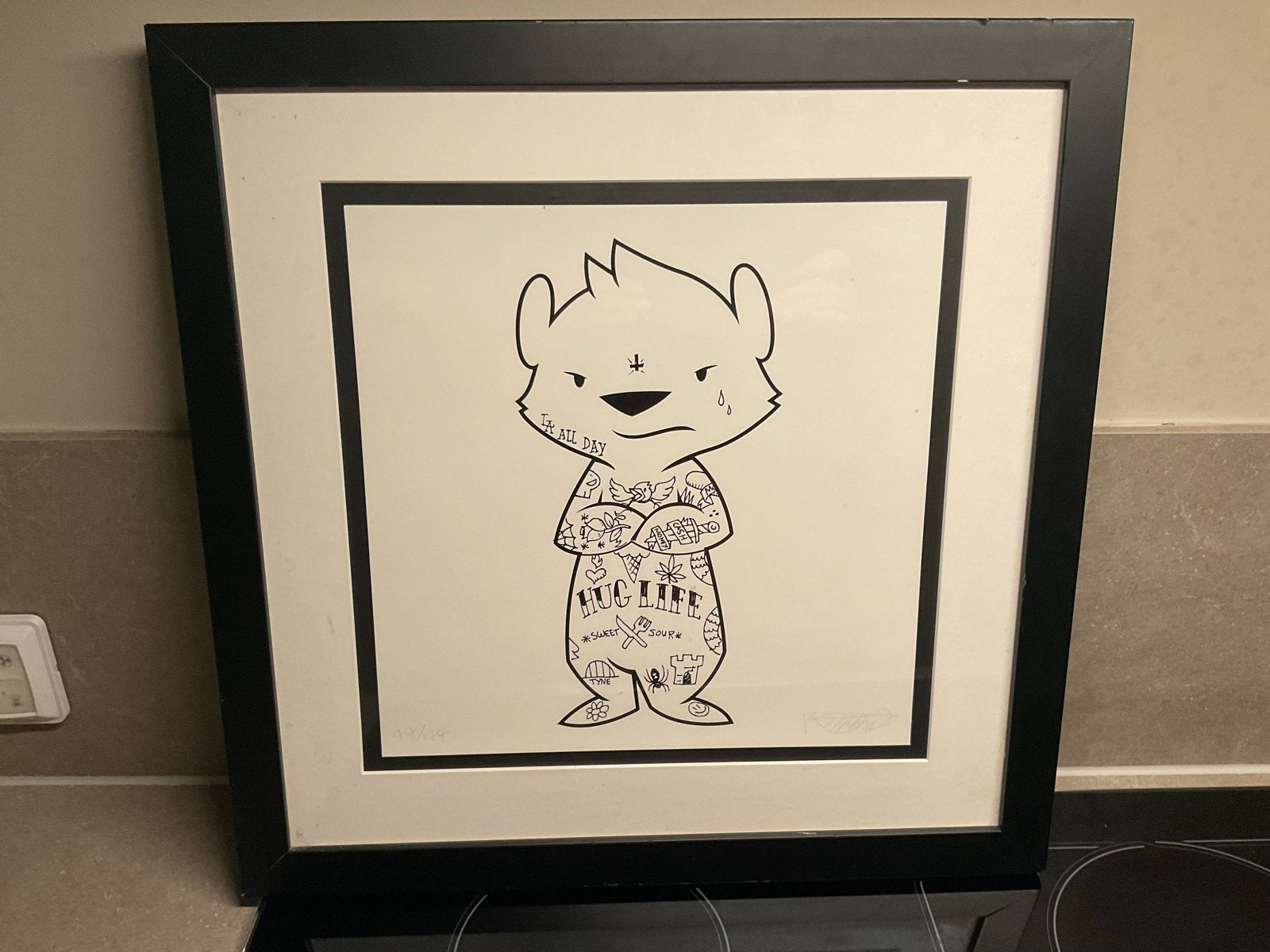 Ingelijste Print: 'Hug Life' Beer met Tattoos, Genummerd, Antiek en Kunst, Ophalen of Verzenden, Print, Print/reproductie, Ingelijst