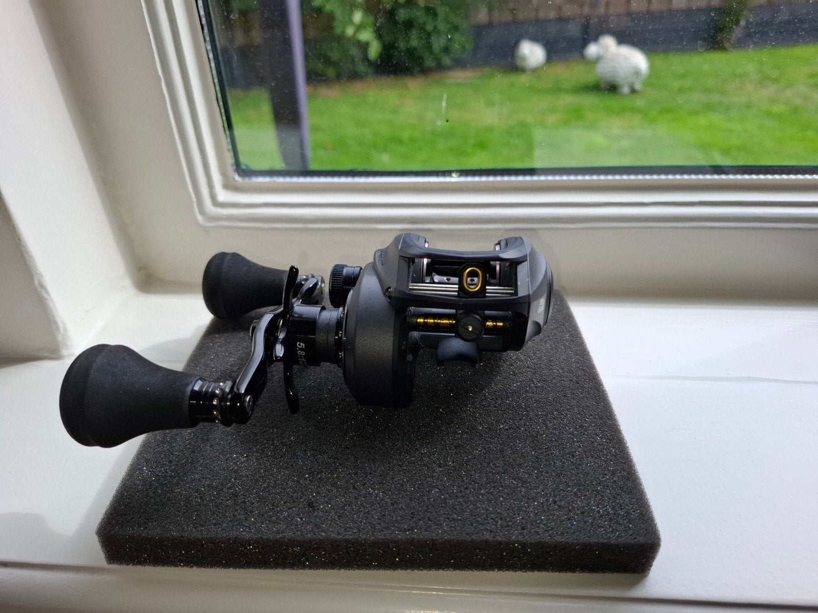 Abu Revo Beast 40 RH, Watersport en Boten, Hengelsport | Roofvissen, Ophalen of Verzenden, Zo goed als nieuw, Molen