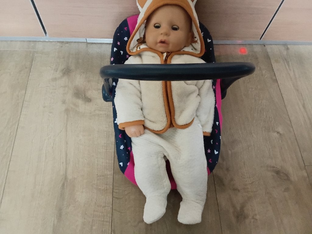 Götz babypop met draagstoeltje, kleertjes en vossenjasje, Ophalen of Verzenden, Gebruikt, Babypop