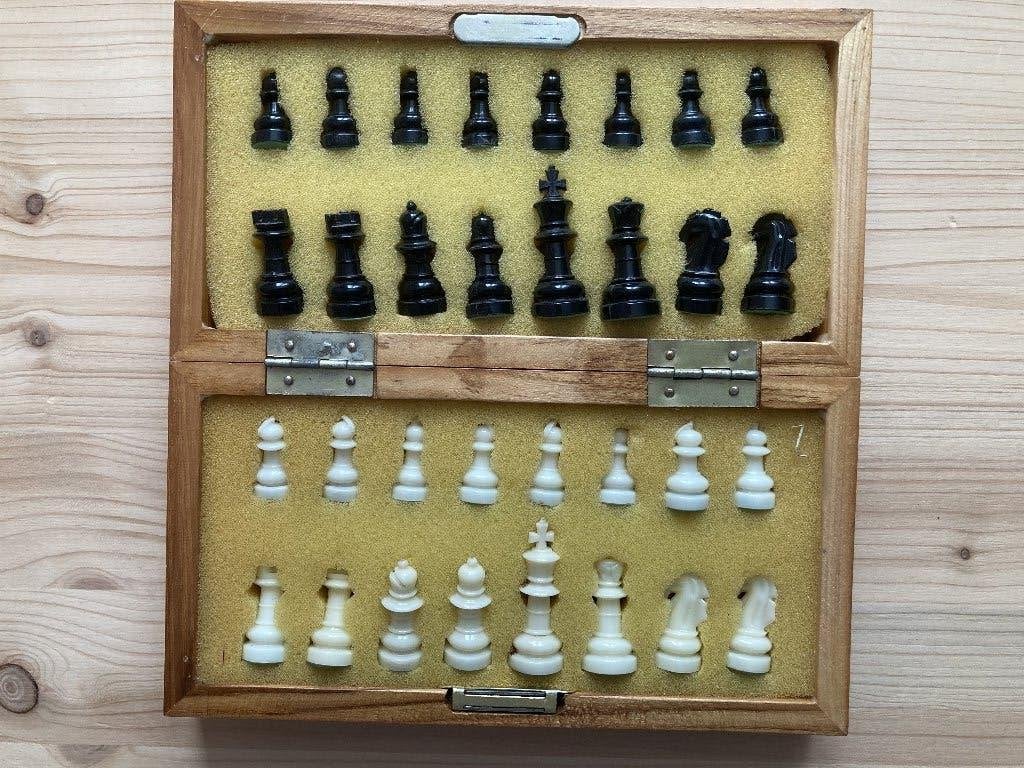 vintage opvouwbaar houten reisschaakspel, Hobby en Vrije tijd, Een of twee spelers, Ophalen of Verzenden, Zo goed als nieuw