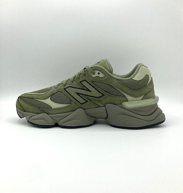 New Balance 9060 Dark Olivine - 42,5, New Balance, Overige kleuren, Verzenden, Nieuw