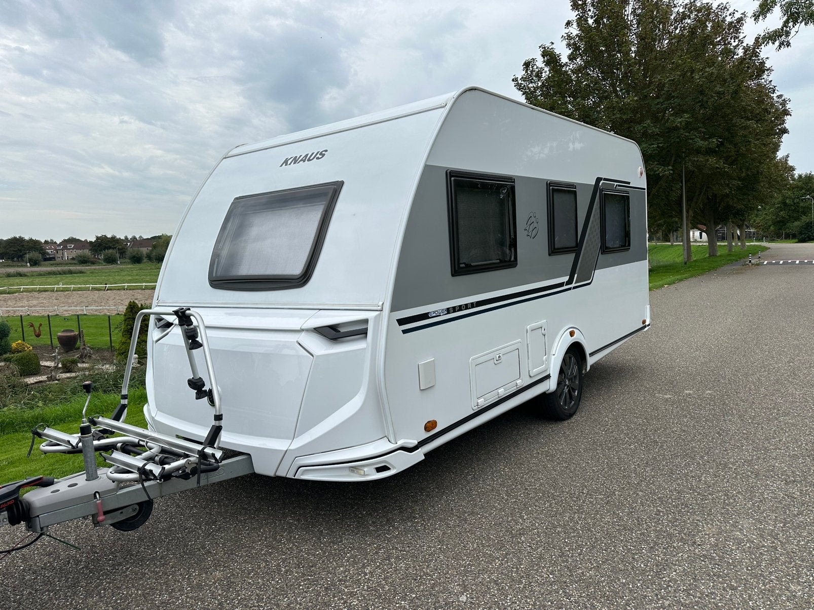 Foto 6 van Knaus Sport 420 QD E-Power met Airco/Mover/Voortent/TV