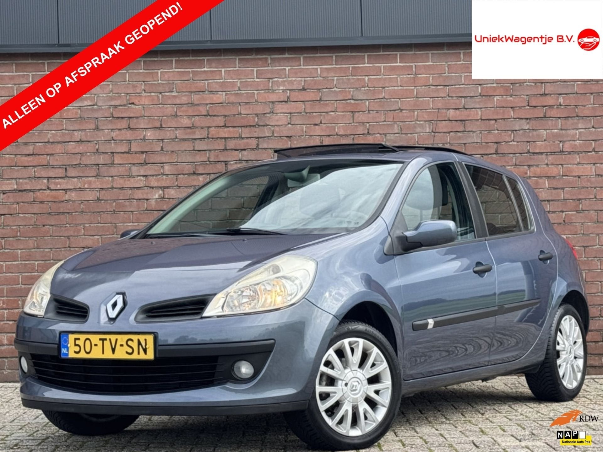 Renault Clio 1.6-16V PRIVILEGE | NL-AUTO | DEALER OH | PANO!, Auto's, Dealer onderhouden, Gebruikt, Zwart, 4 cilinders