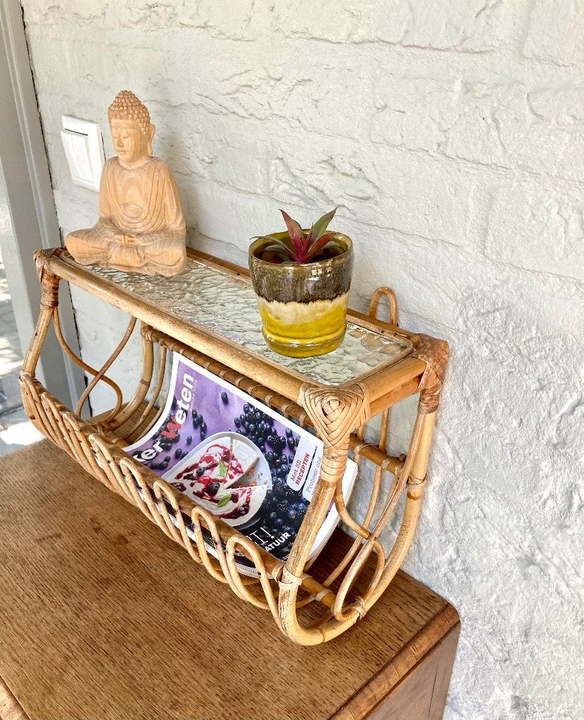 Vintage rotan lectuurmand met blad van gewolkt glas. Zweden, Huis en Inrichting, Woonaccessoires | Krantenbakken en Lectuurbakken