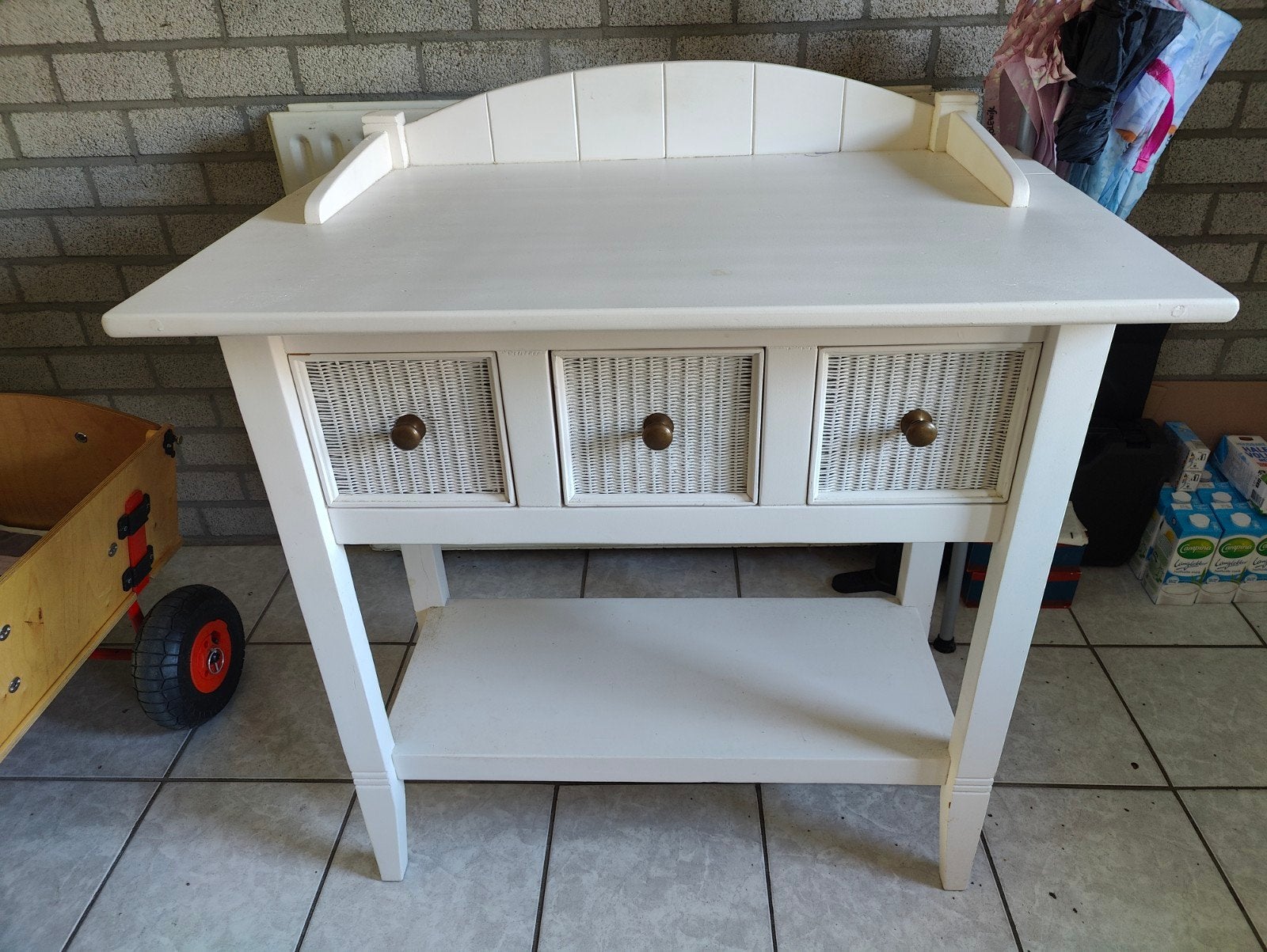 Witte commode met rieten mandjes en opstaande rand, Kinderen en Baby's, Kinderkamer | Commodes en Kasten, Ophalen, Gebruikt, 50 tot 70 cm