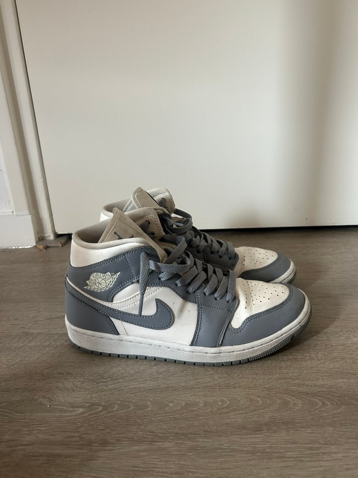 Jordan 1 grey white, Overige kleuren, Ophalen of Verzenden, Sneakers of Gympen, Zo goed als nieuw