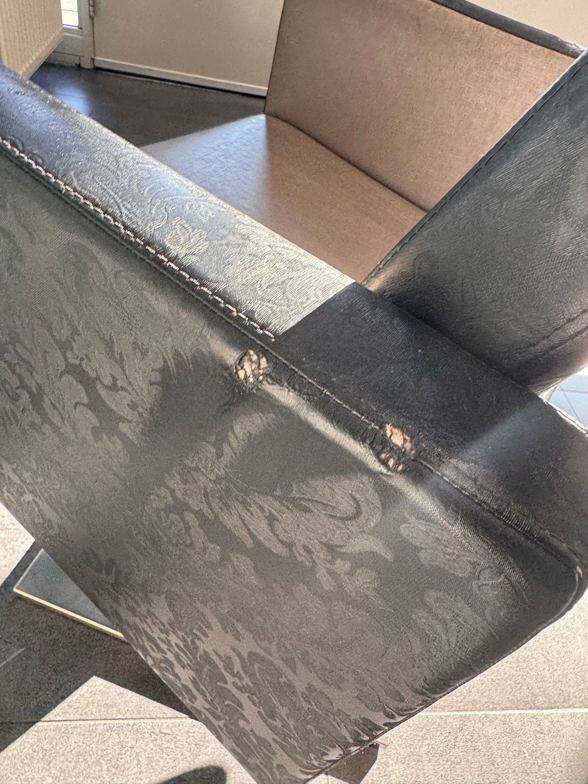 Zwarte fauteuil met beschadigingen - 57x56,5 cm, Ophalen, Gebruikt, Zwart, Eén