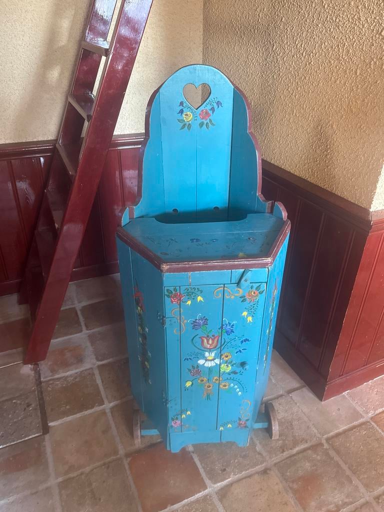 Antieke beschilderde Hindeloopen kinderstoel op wielen, Antiek en Kunst, Antiek | Woonaccessoires, Ophalen of Verzenden