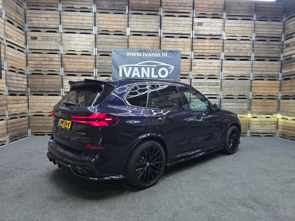 BMW X5 XDrive50e M Sport MAXTON Sky Lounge Pano Luchtvering, Gebruikt, 2395 kg, Verwarming stoelen achter, Zwart