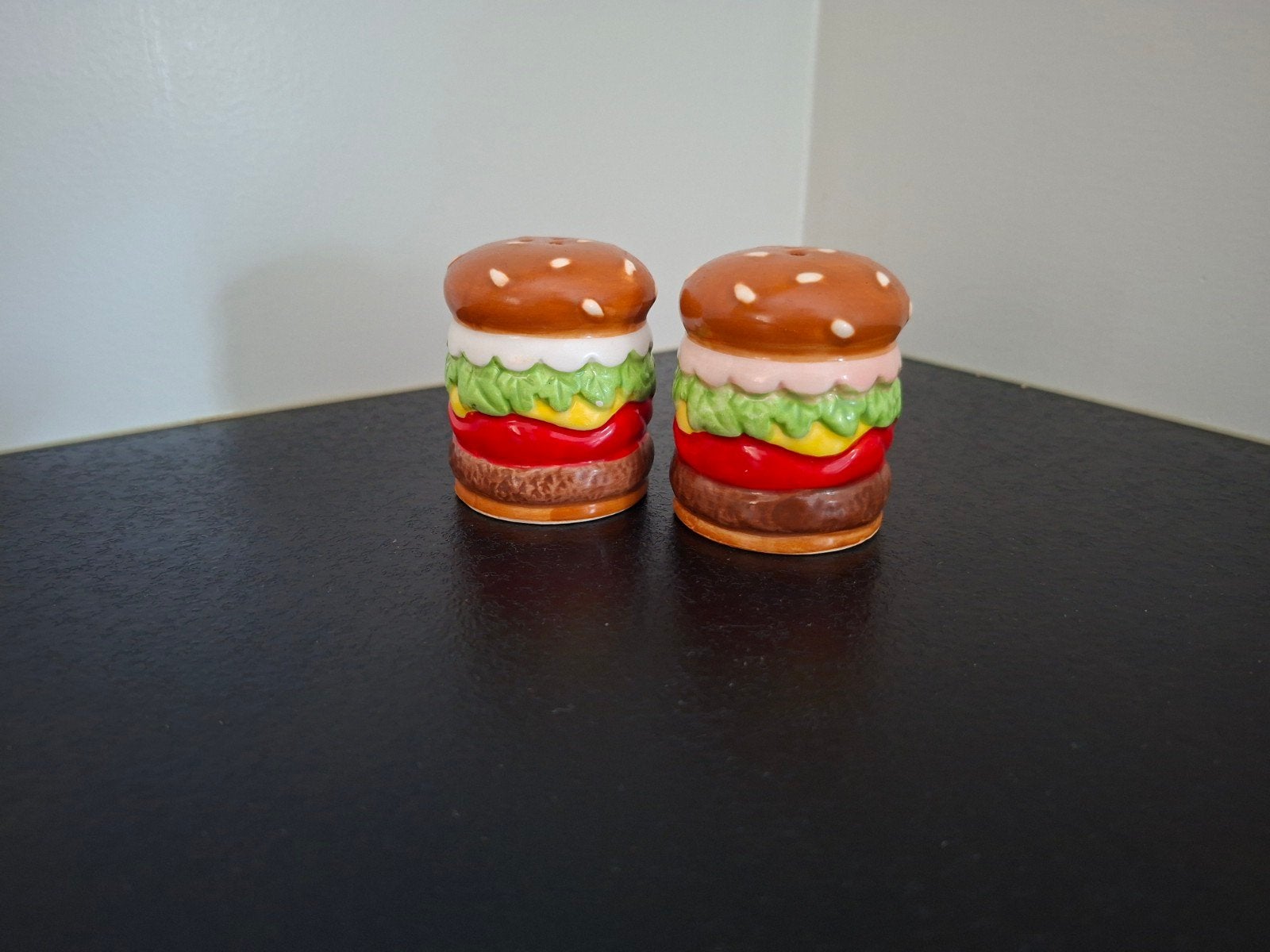 Leuk peper en zout stel in hamburger vorm, Ophalen, Steen/keramiek, Meerkleurig, Overige typen