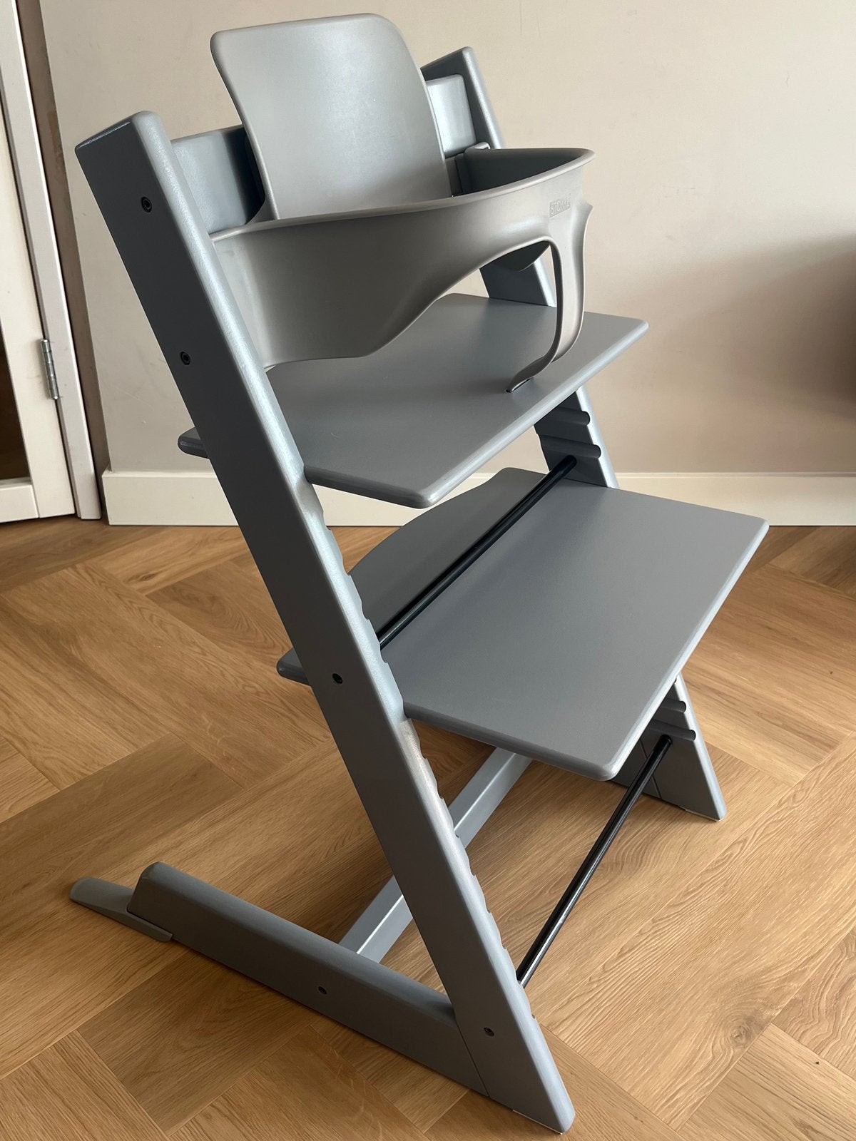 NIEUW Stokke Tripp trapp stoel, grijs, storm grey, opgeknapt, Kinderen en Baby's, Kinderstoelen, Ophalen of Verzenden, Nieuw, Meegroeistoel