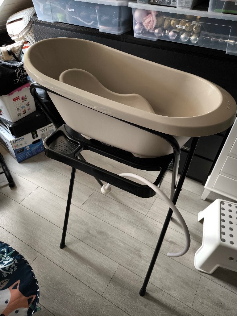 Bébé-Jou Babybadje met standaard en newborn stoeltje Taupe, Ophalen, Zo goed als nieuw, Badje, Bébé-jou