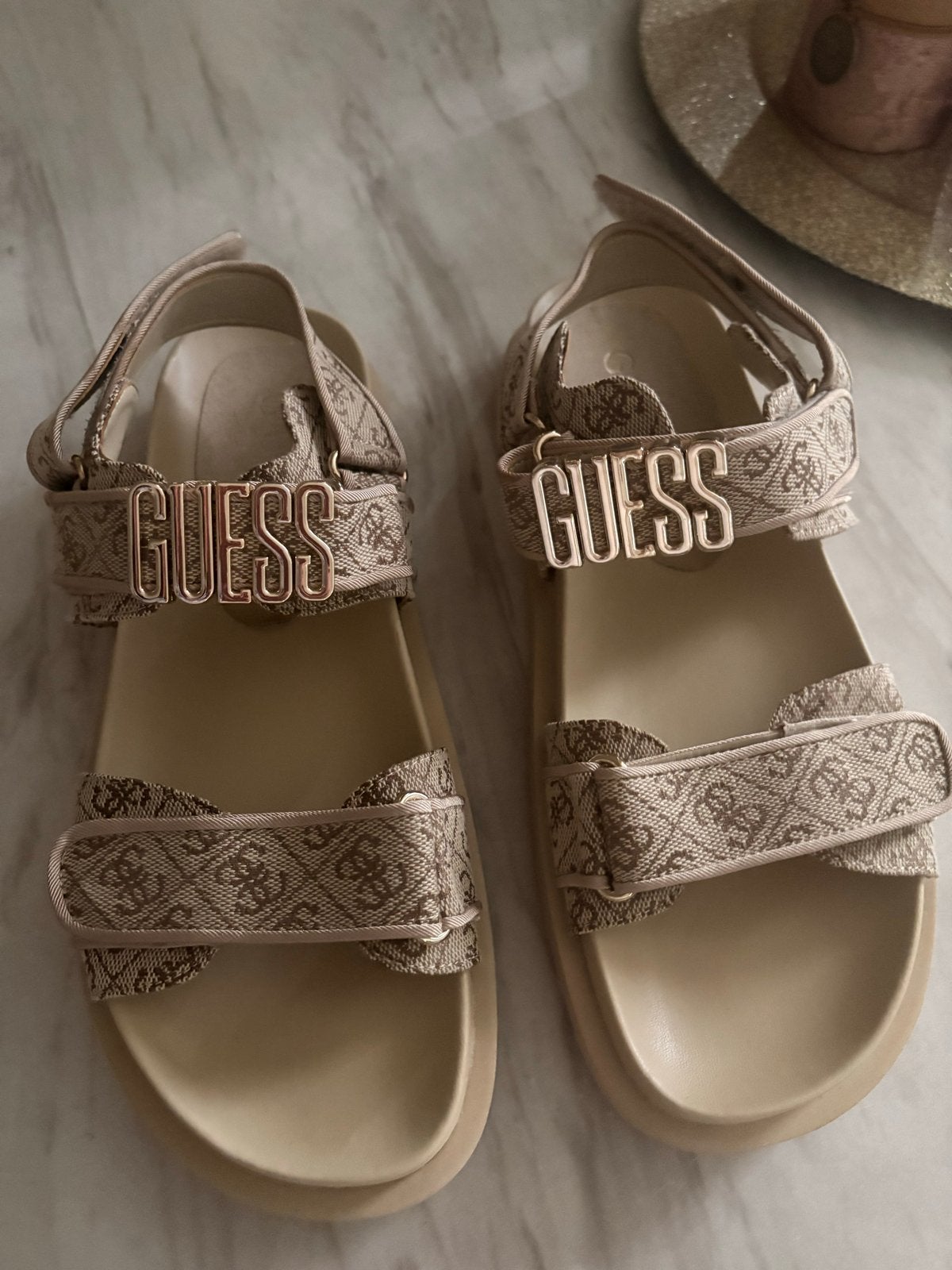 Nieuwe originele Guess sandalen beige maat 40, Kleding | Dames, Ophalen of Verzenden, Nieuw, Beige, Sandalen of Muiltjes