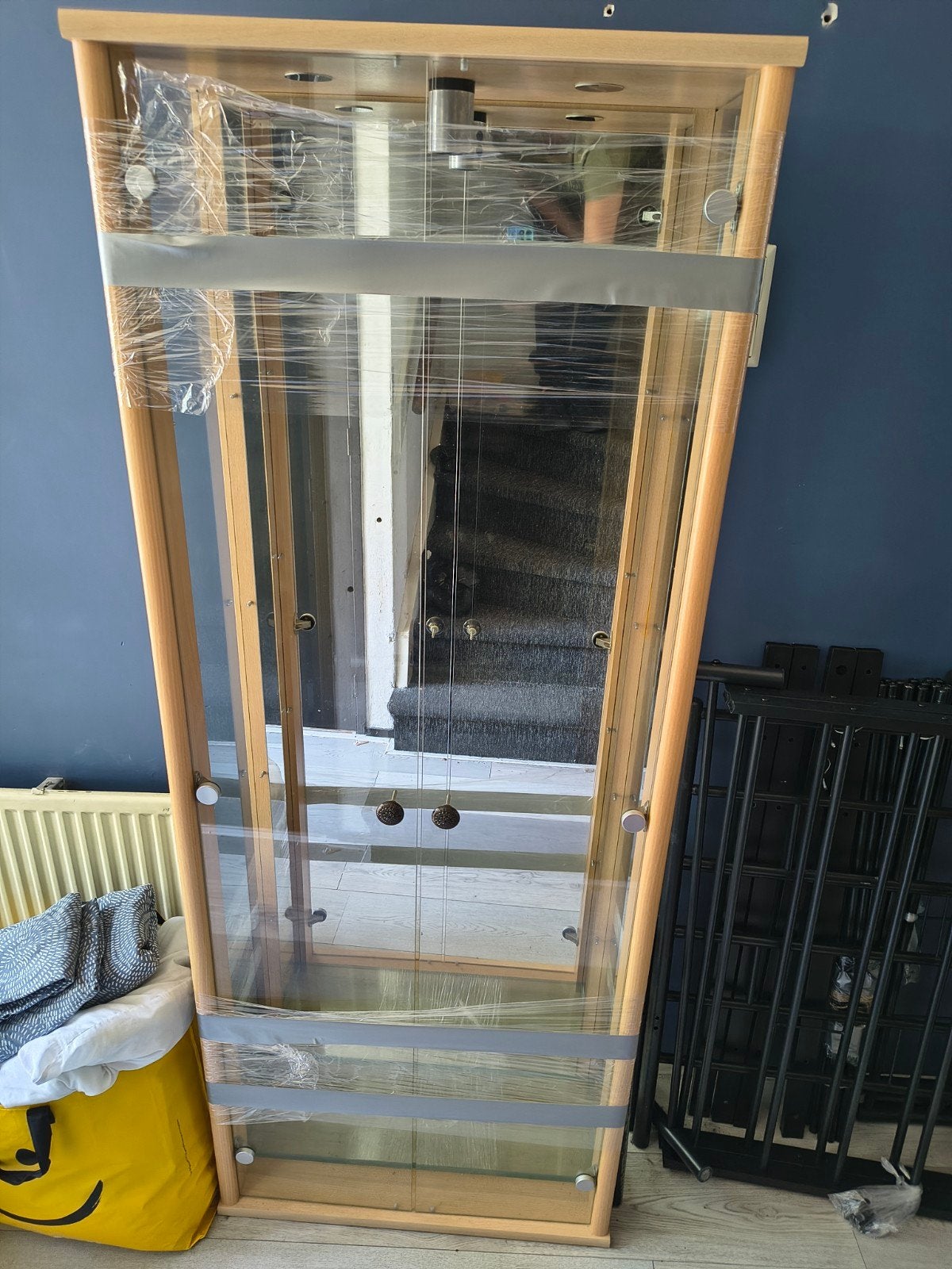 t.e.a.bModerne vitrinekast met glazen deuren en planken, Ophalen, Glas, 50 tot 100 cm, Modern