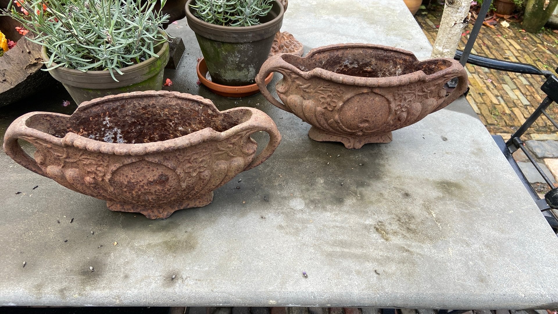 Twee zware gietijzeren jardinieres, Ophalen of Verzenden, Gebruikt