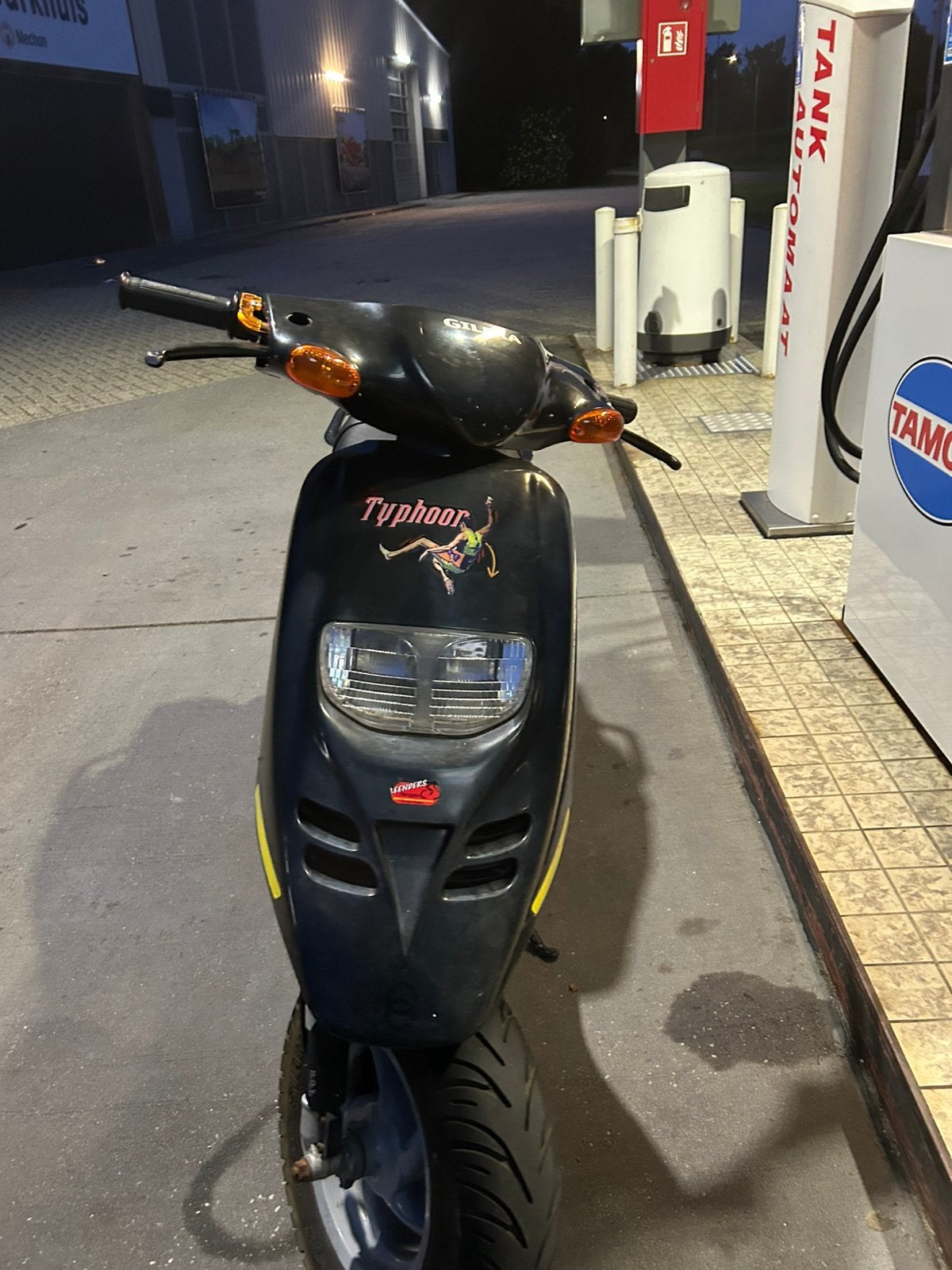 Piaggio typhoon 70cc, Fietsen en Brommers, Ophalen, Zo goed als nieuw, Tweetakt, Overige modellen
