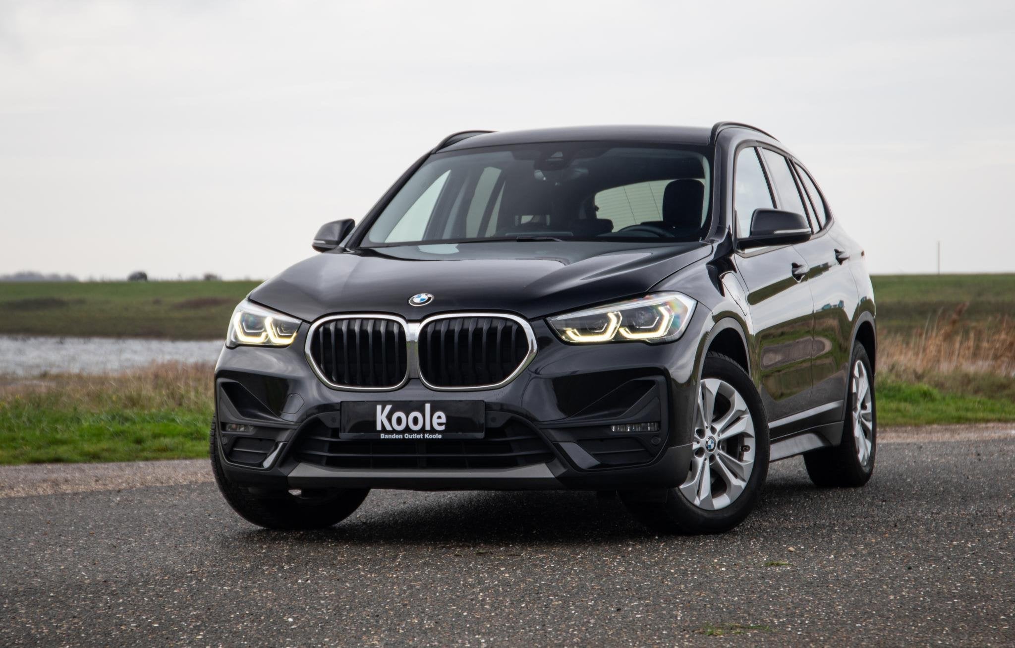 BMW X1 xDrive25e Executive CAMERA / CARPLAY / HEAD UP DISPLA, Dealer onderhouden, Gebruikt, Zwart, Vierwielaandrijving