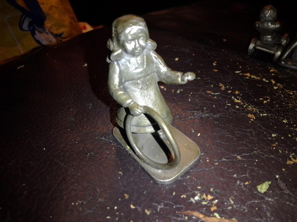 Vintage Tinnen Beeldje Meisje met Hoepel, Antiek en Kunst, Ophalen of Verzenden