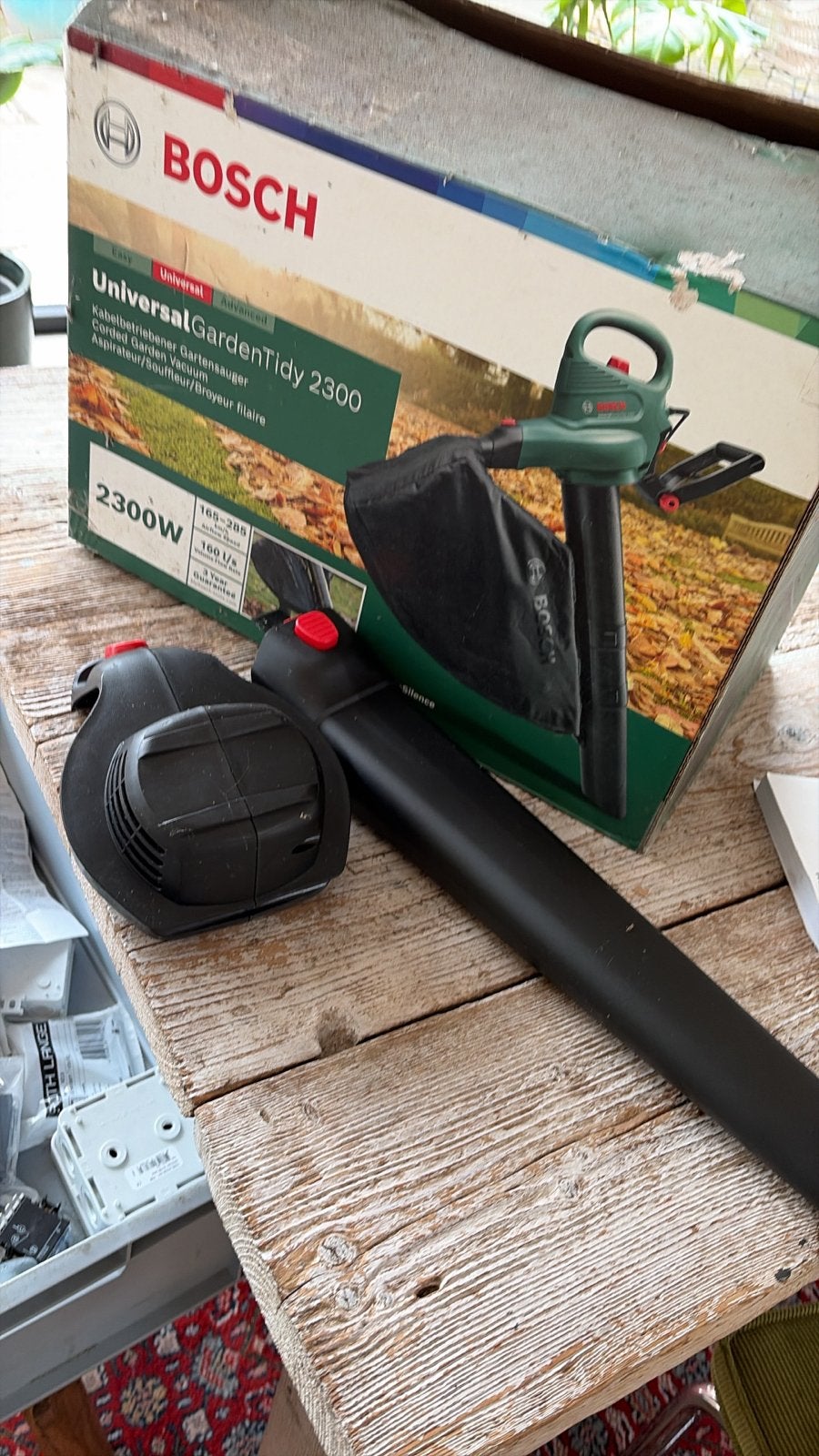Bosch Universal Garden Tidy 2300 bladzuiger en bladblazer, Handgedragen, Ophalen of Verzenden, Zo goed als nieuw, Met opvangzak