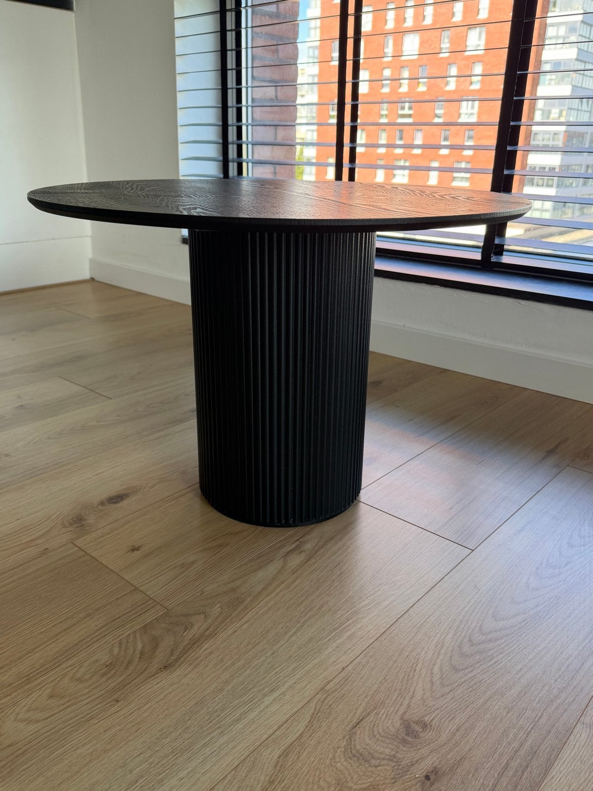 Moderne ronde salontafel zwart houtlook Ø 60 cm, 55 tot 75 cm, Zo goed als nieuw, Hout, Ophalen