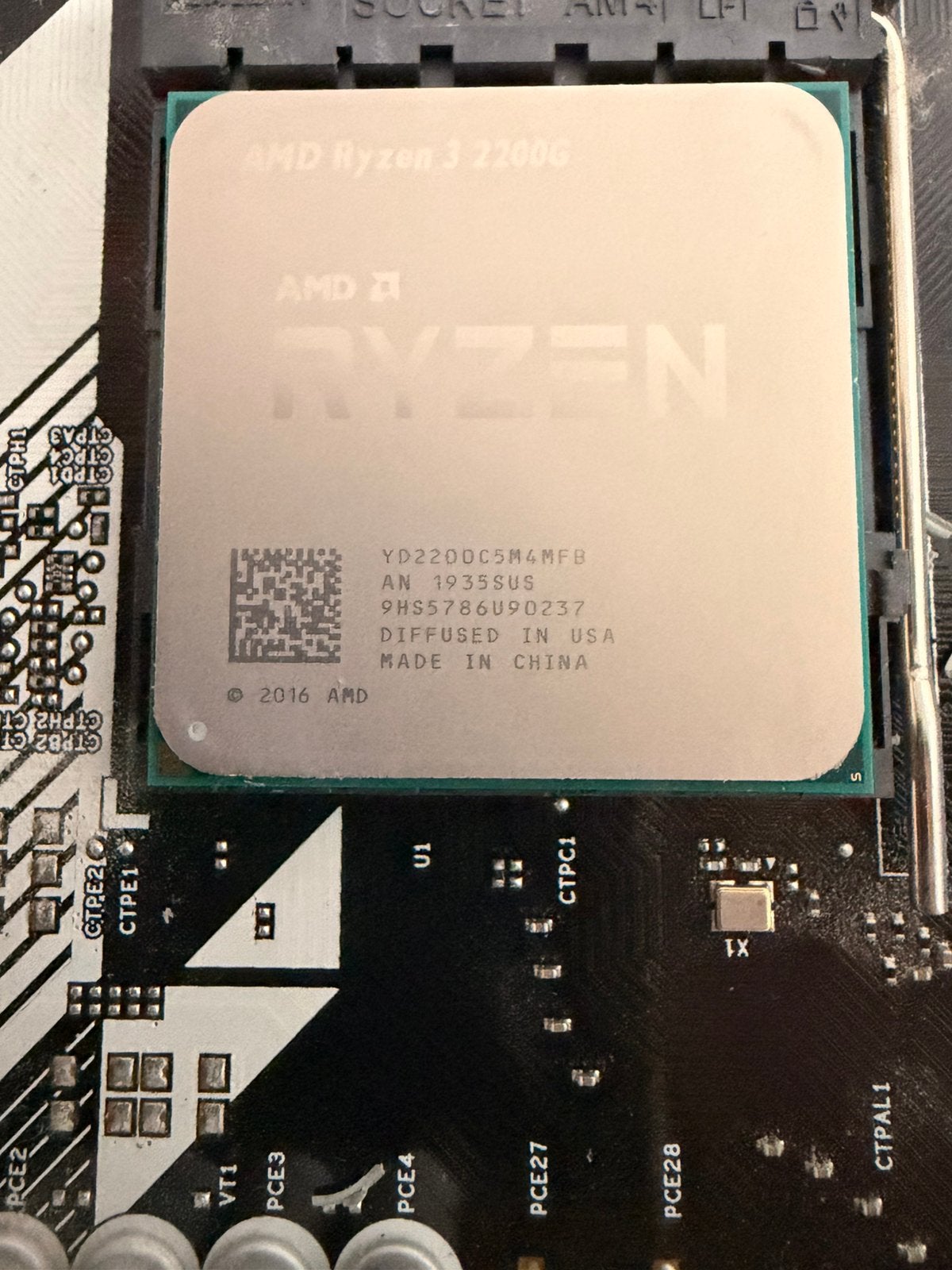 AMD Ryzen 3 2200G CPU met AMD Cooler - Perfecte staat, Computers en Software, Processors, Ophalen of Verzenden, Zo goed als nieuw