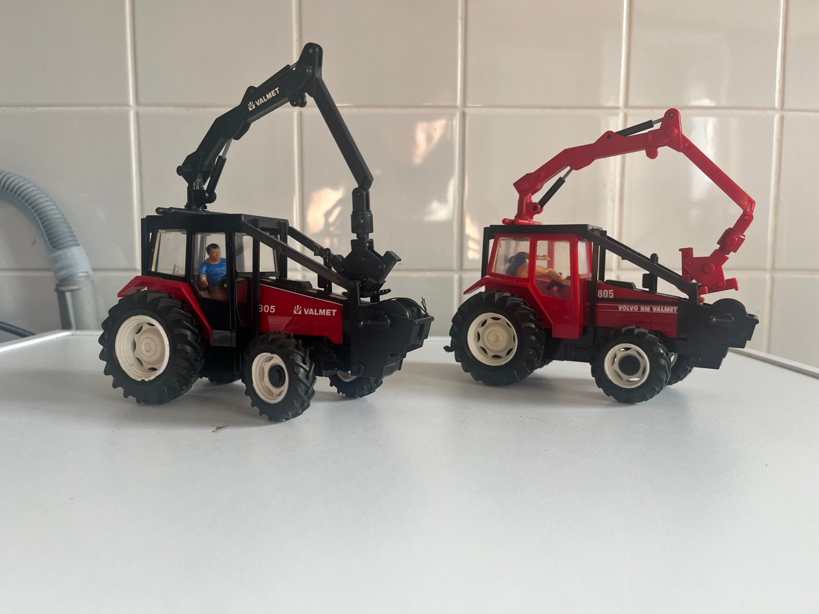 2 uitvoeringen Valmet 805 Bosbouw Britains, Ophalen of Verzenden, Zo goed als nieuw, Tractor of Landbouw, Britains