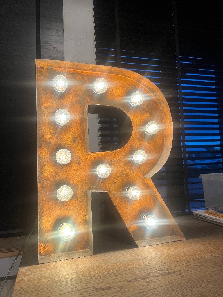 Decoratieve maatwerk letter "R" lamp