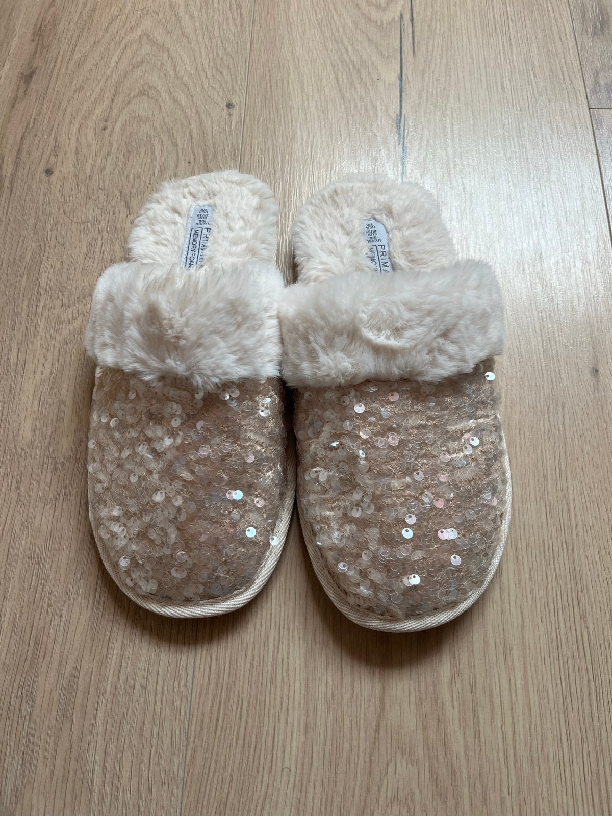 Primark pantoffels met pailletten en bont, Beige, Ophalen of Verzenden, Zo goed als nieuw, Pantoffels of Sloffen