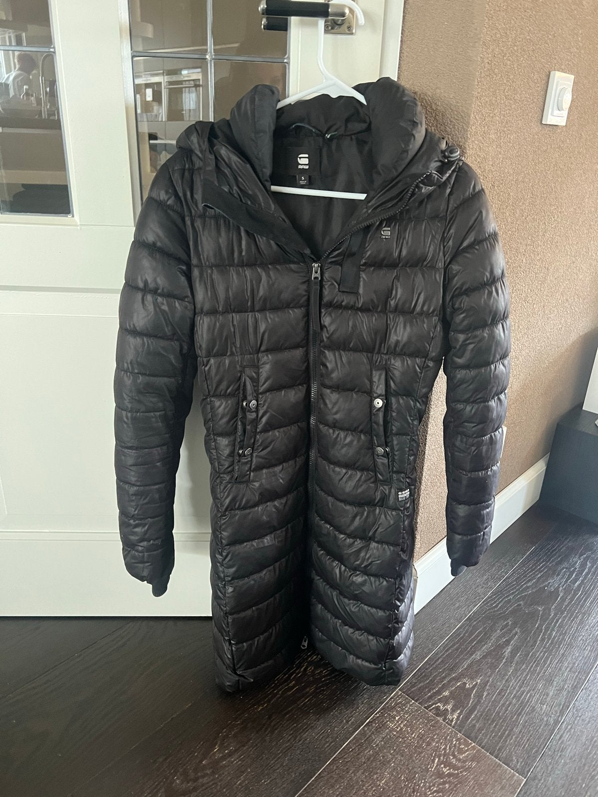 G-Star RAW Lange Zwarte Puffer Jas Maat S, Kleding | Dames, Jassen | Winter, Ophalen of Verzenden, Zo goed als nieuw, Maat 36 (S)