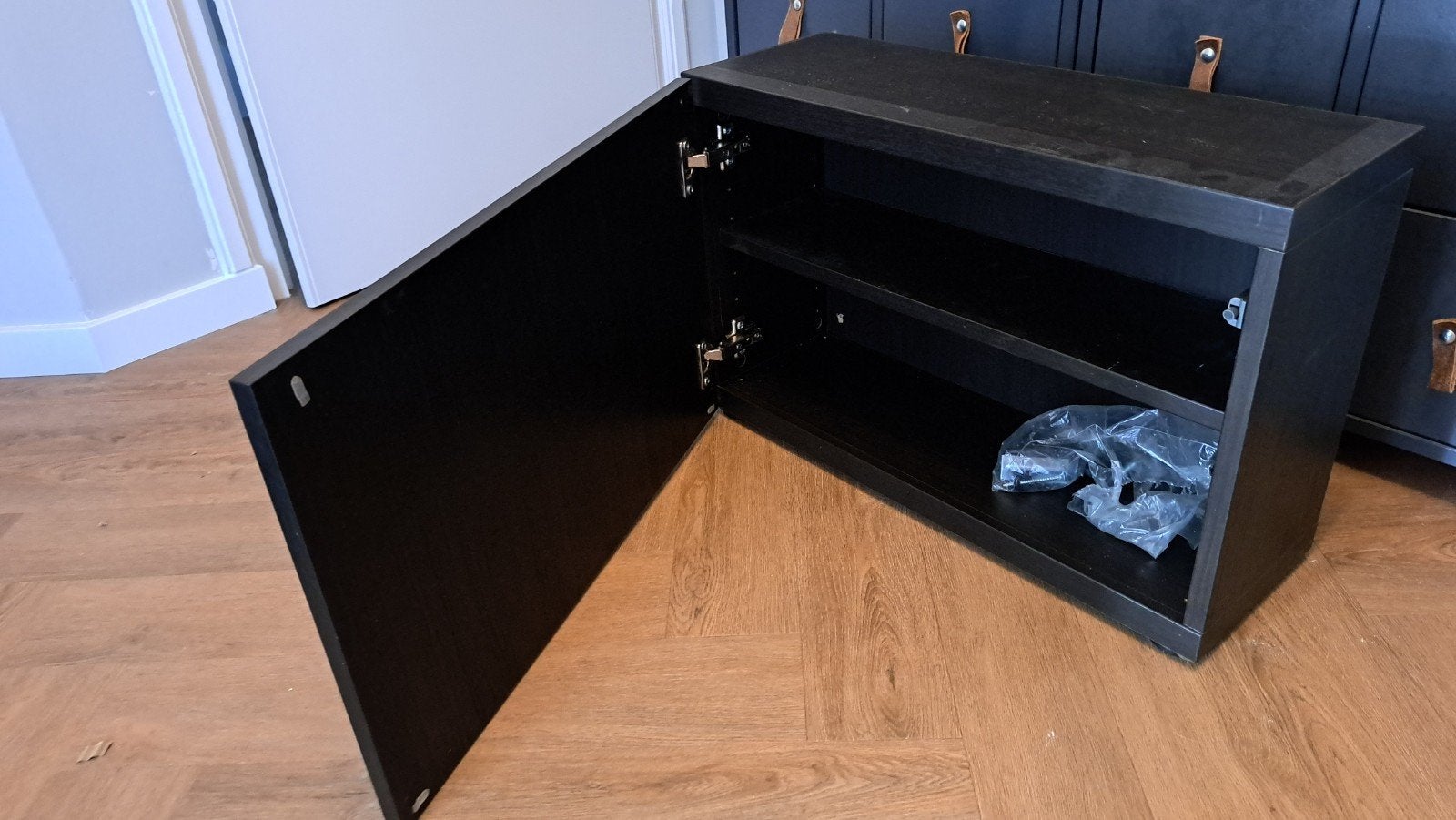 Gratis: Ikea Besta wandkastje bruin/zwart, Ophalen, 25 tot 50 cm, Minder dan 150 cm, Minder dan 100 cm