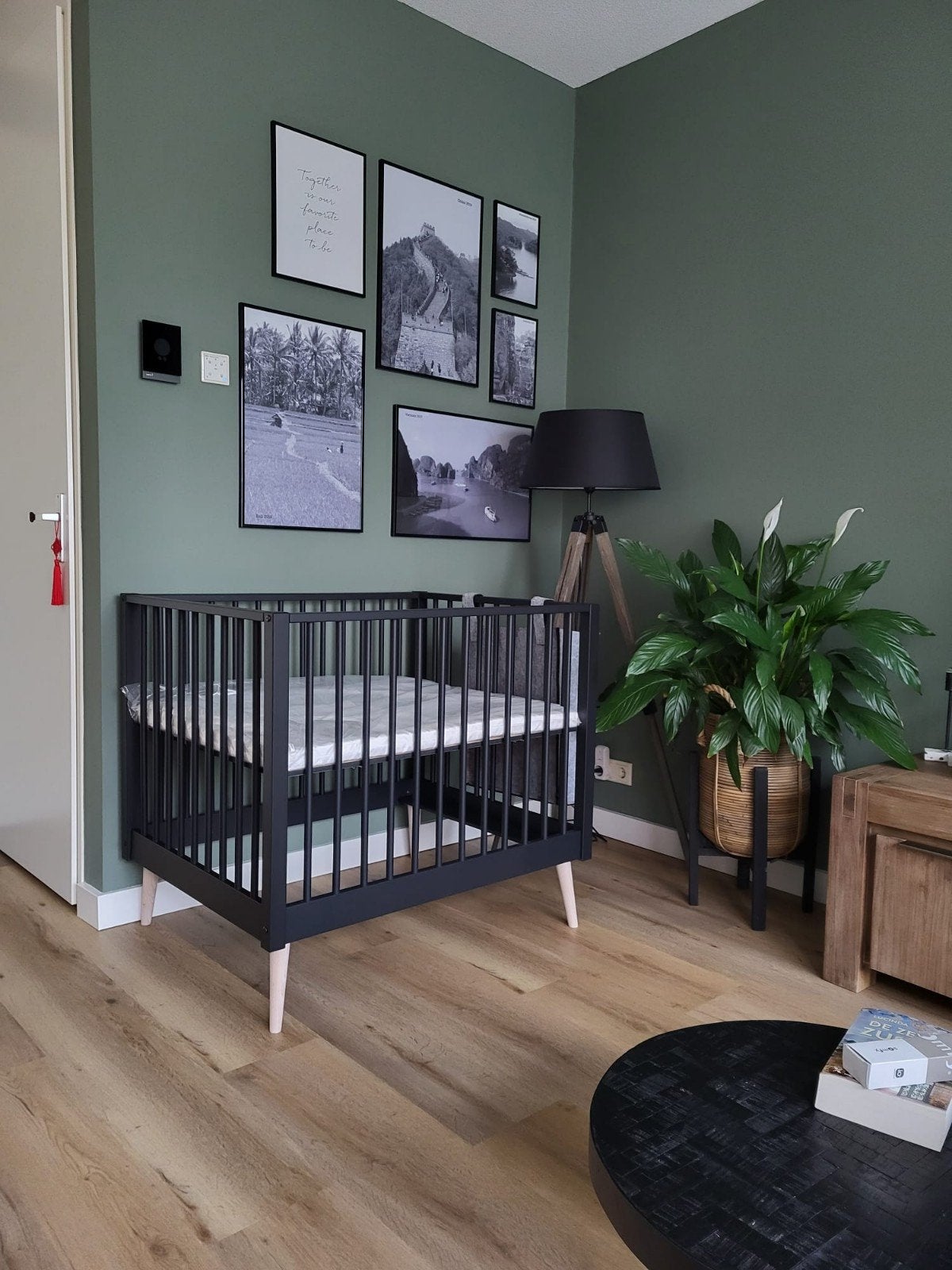 Baby Evy Box Mat Zwart met eiken poten, incl. matras, Ophalen, Zo goed als nieuw