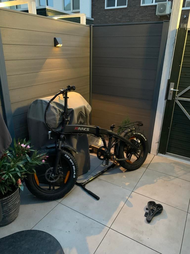 Raaks vouwfiets - Werkt prima, zadel en standaard defect, Fietsen en Brommers, Fietsen | Vouwfietsen, 20 inch of meer, Zo goed als nieuw