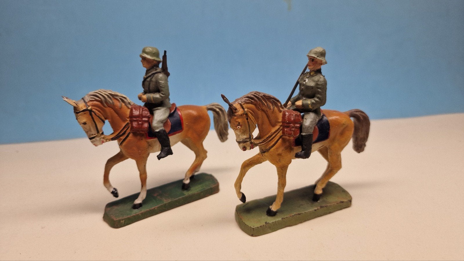 2 speelgoed soldaten met paard jaren 30 elastolin massefigur, Ophalen of Verzenden