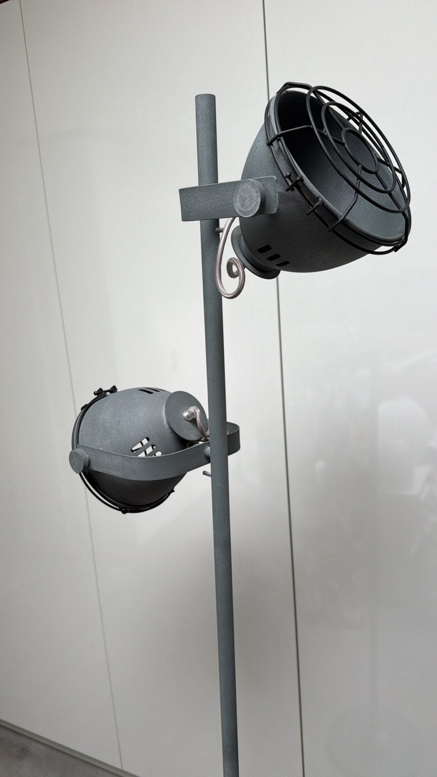 Industriële Vloerlamp met 2 Spots - Grijs Metaal, Ophalen, Gebruikt, E27 (groot), Metaal