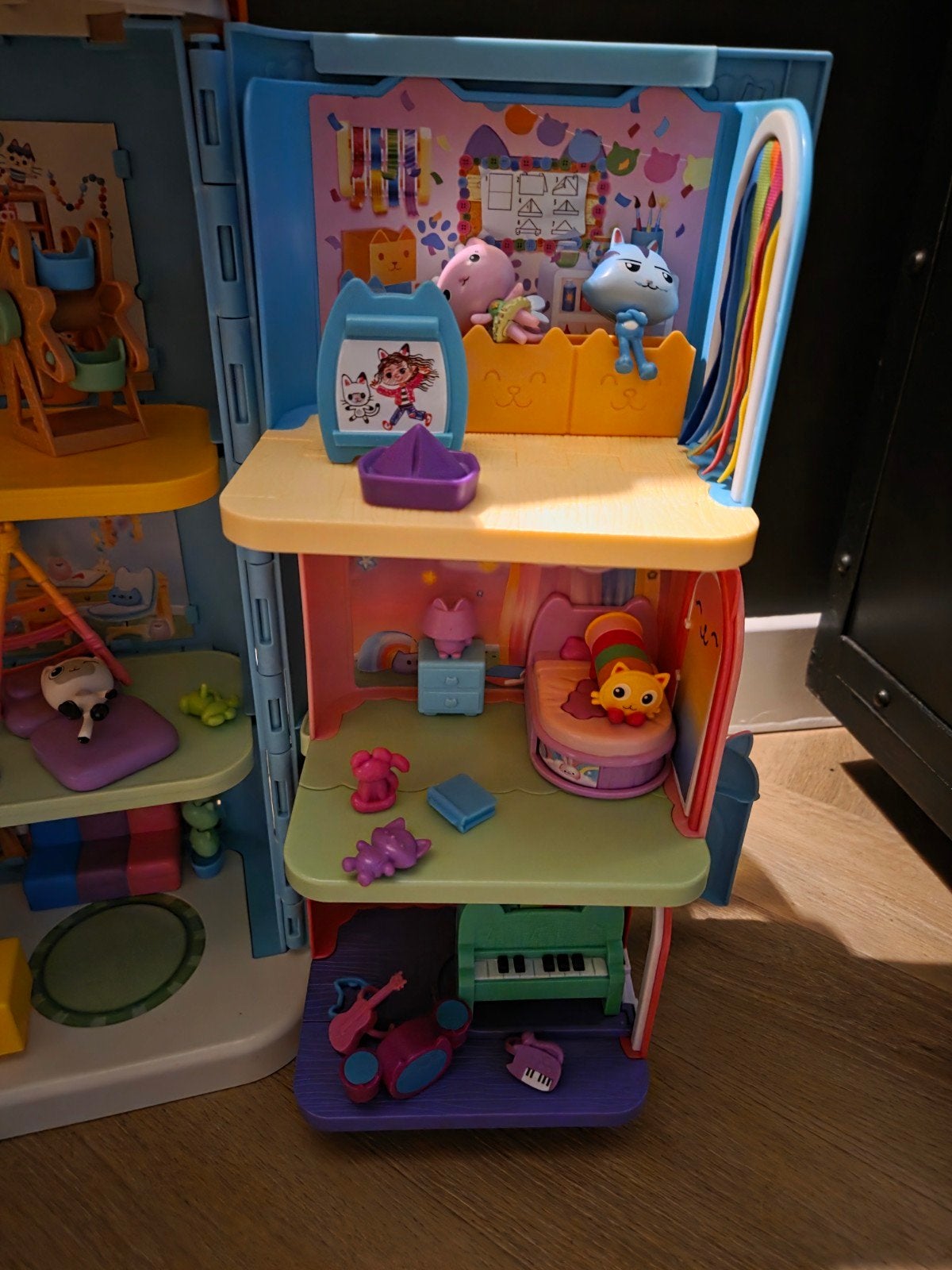 Foto 4 van Gabby's Poppenhuis Set: Huis, Kamers, Boomhut, Kleedkam