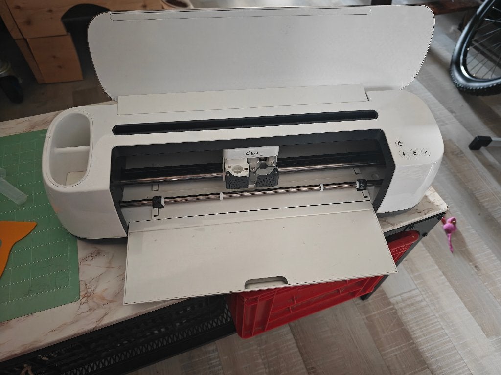 Cricut maker (mogelijk defect?), Hobby en Vrije tijd, Knutselen, Gebruikt, Overige typen, Elektrisch, Geschikt voor karton, Geschikt voor snijden