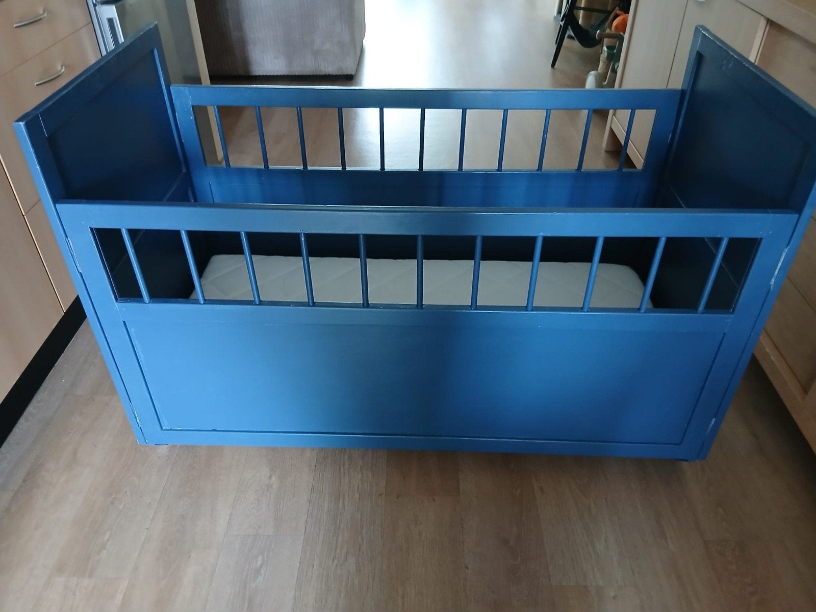 Blauw houten babybedje met matras, Blauw, Zo goed als nieuw, Hout, Eenpersoons