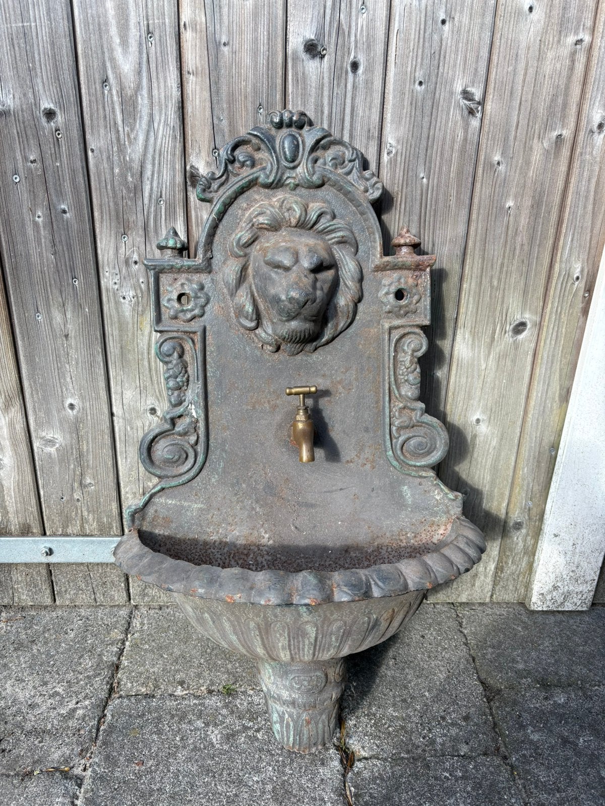 Antieke gietijzer water fontein met leeuwenkop wand / muur, Tuin en Terras, Ophalen, Zo goed als nieuw, Gietijzer, Fontein