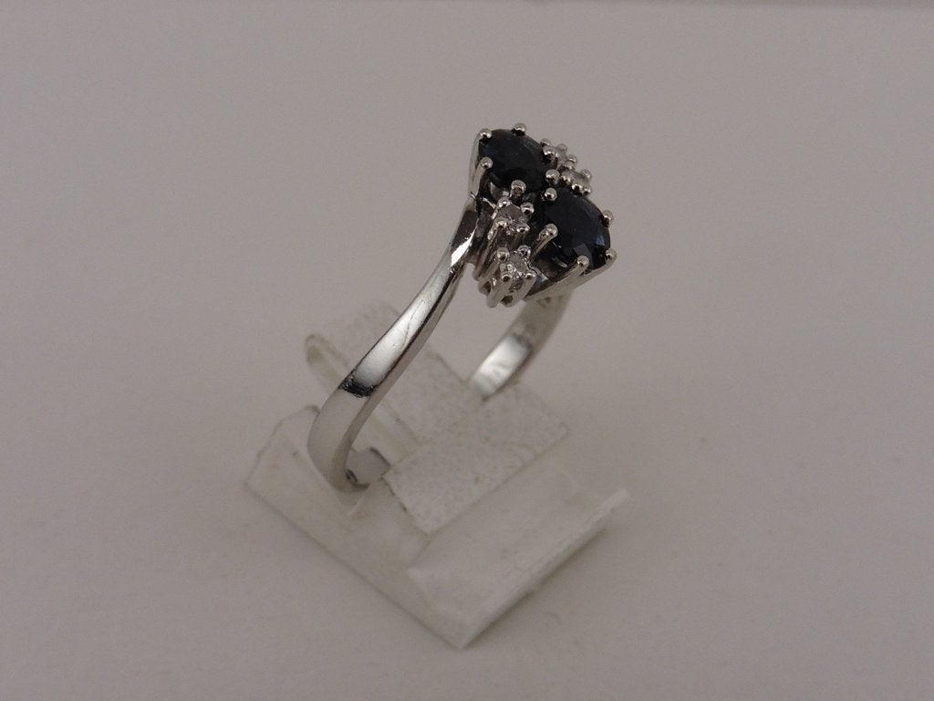 Witgouden damesring met briljant en blauw saffier       G129, Sieraden, Tassen en Uiterlijk, Ringen, Gebruikt, Blauw, Ophalen of Verzenden