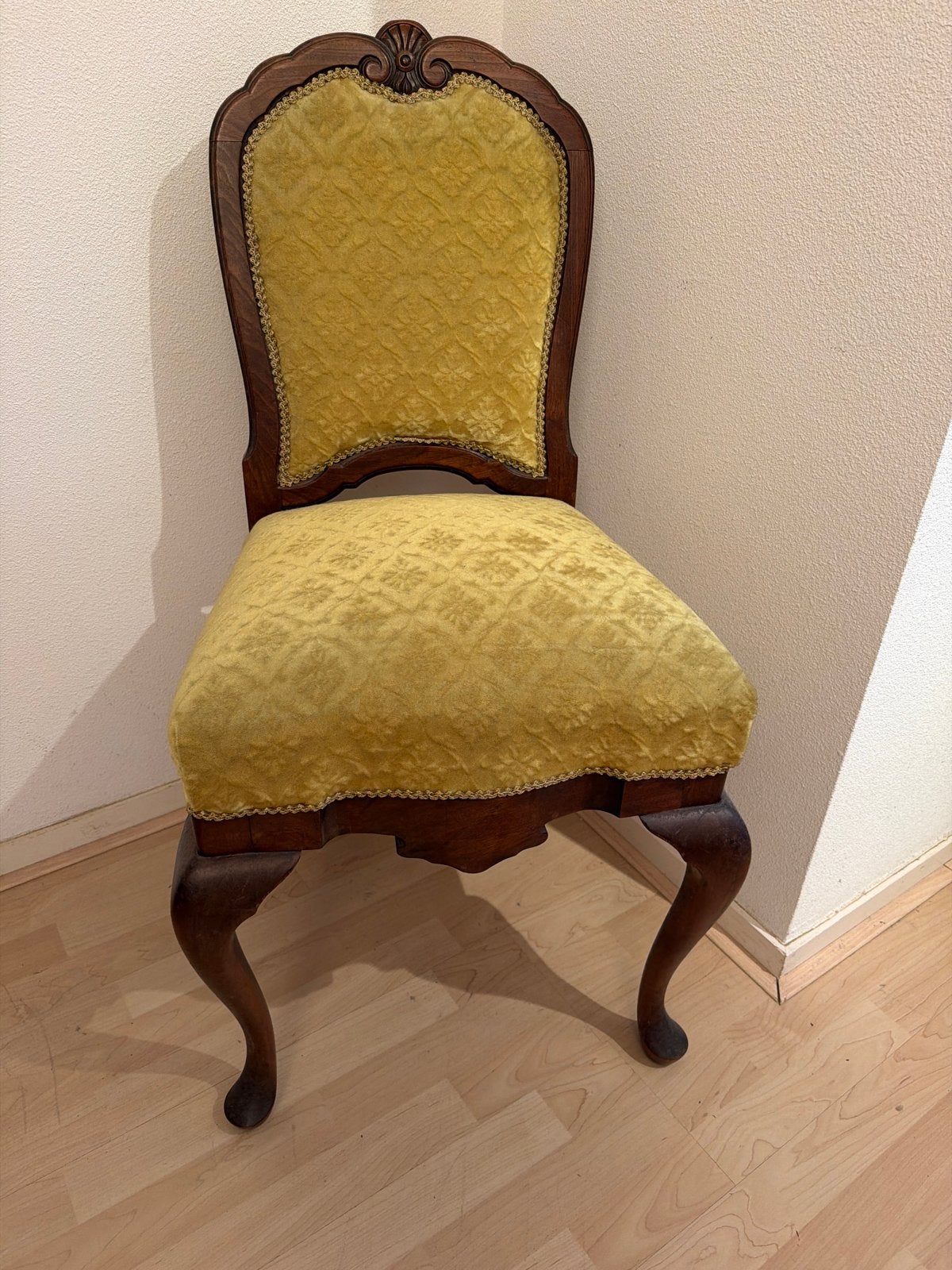 Klassieke Houten Stoel met gele  Bekleding, Ophalen