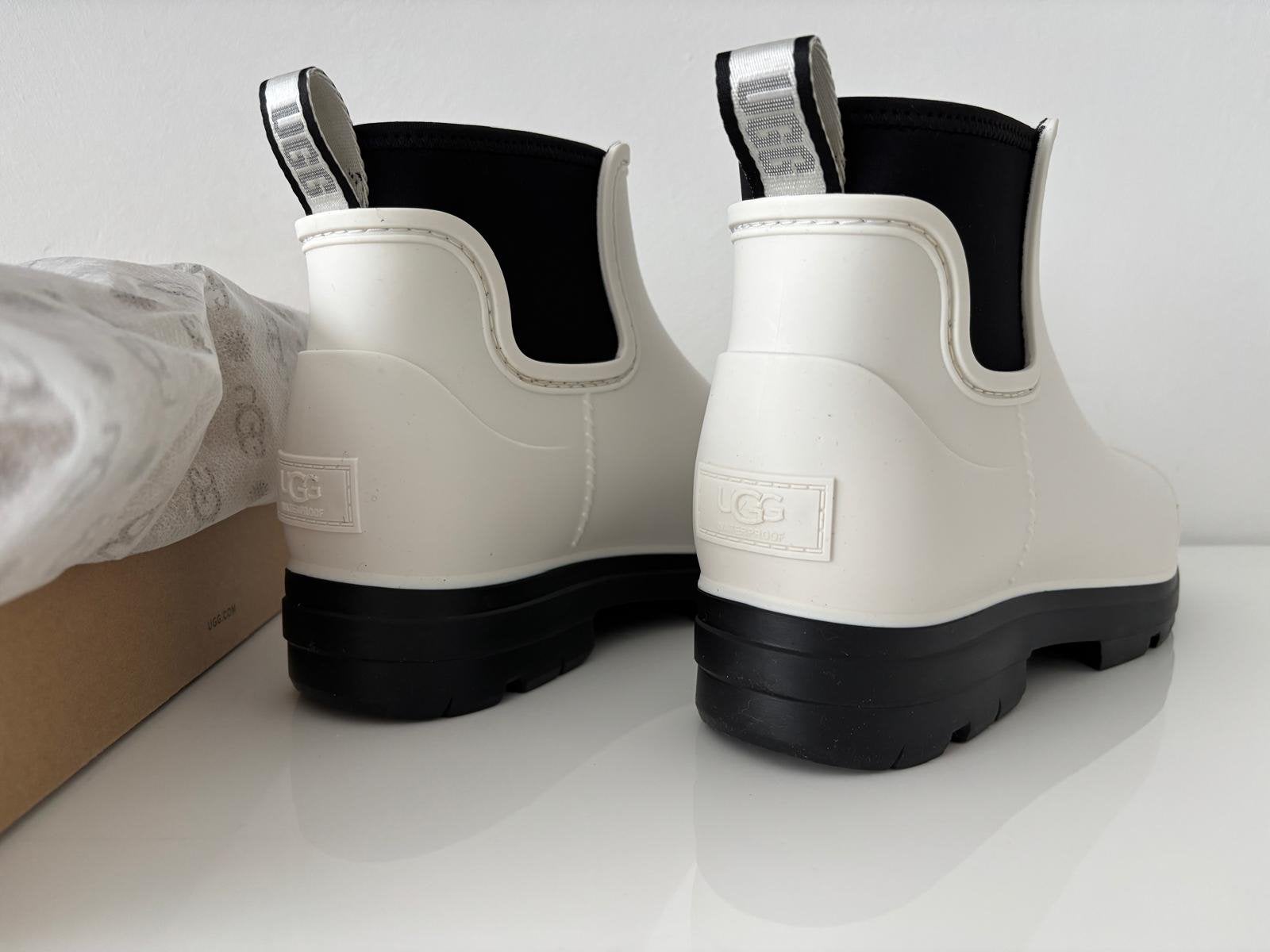 Ugg enkellaarzen maat 40 origineel nieuw in doos, Ophalen, Wit, Lage of Enkellaarzen, Nieuw