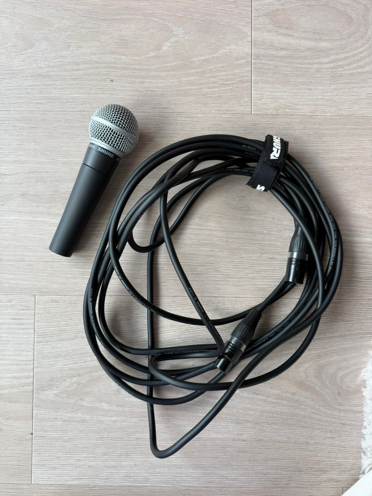 Shure SM58 microfoon + audiokabel en microfoonstandaard, Muziek en Instrumenten, Ophalen, Zo goed als nieuw, Zangmicrofoon