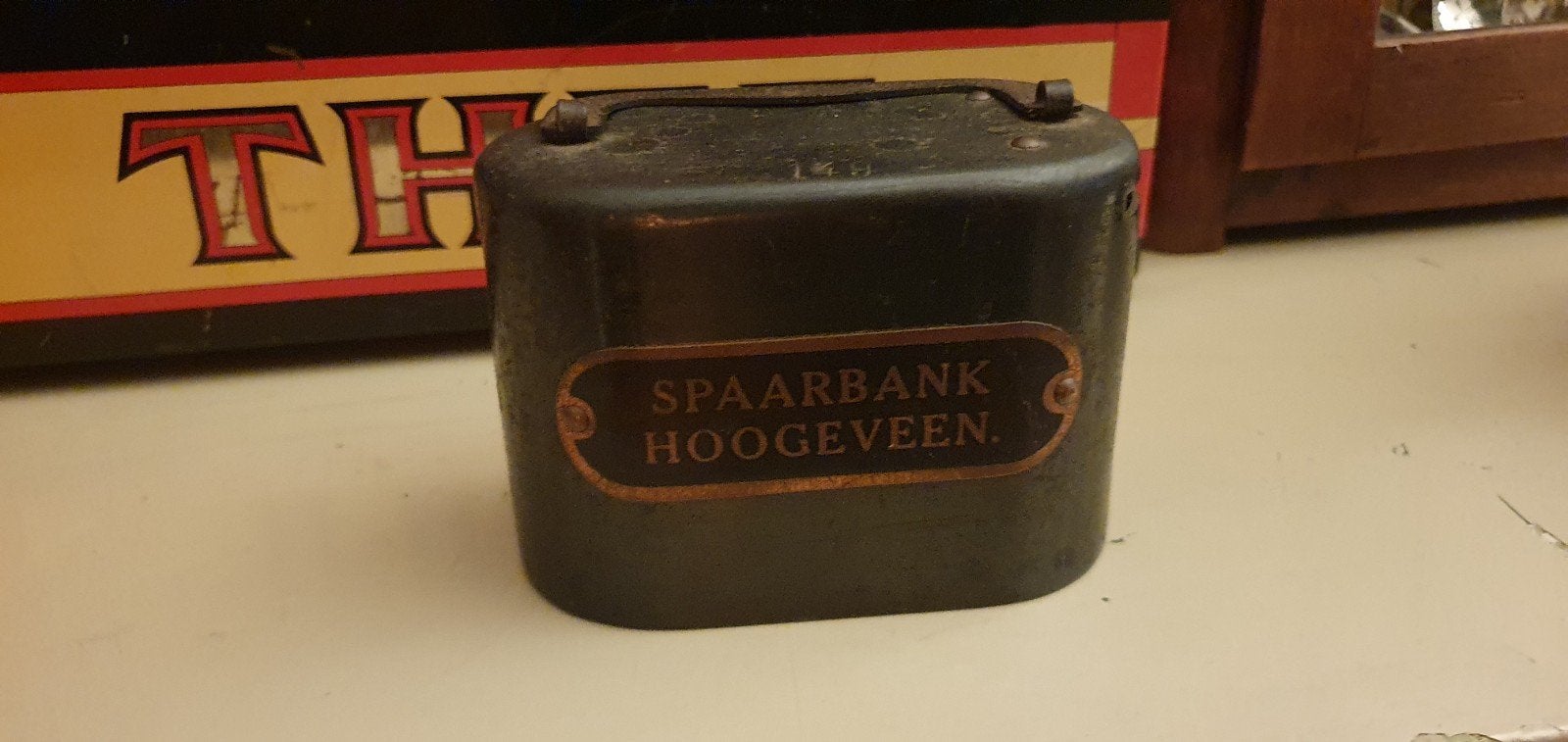 Antieke oude spaarpot spaarblik spaarbank Hoogeveen, Verzamelen, Spaarpotten, Ophalen of Verzenden, Gebruikt, Metaal of Blik, Overige thema's