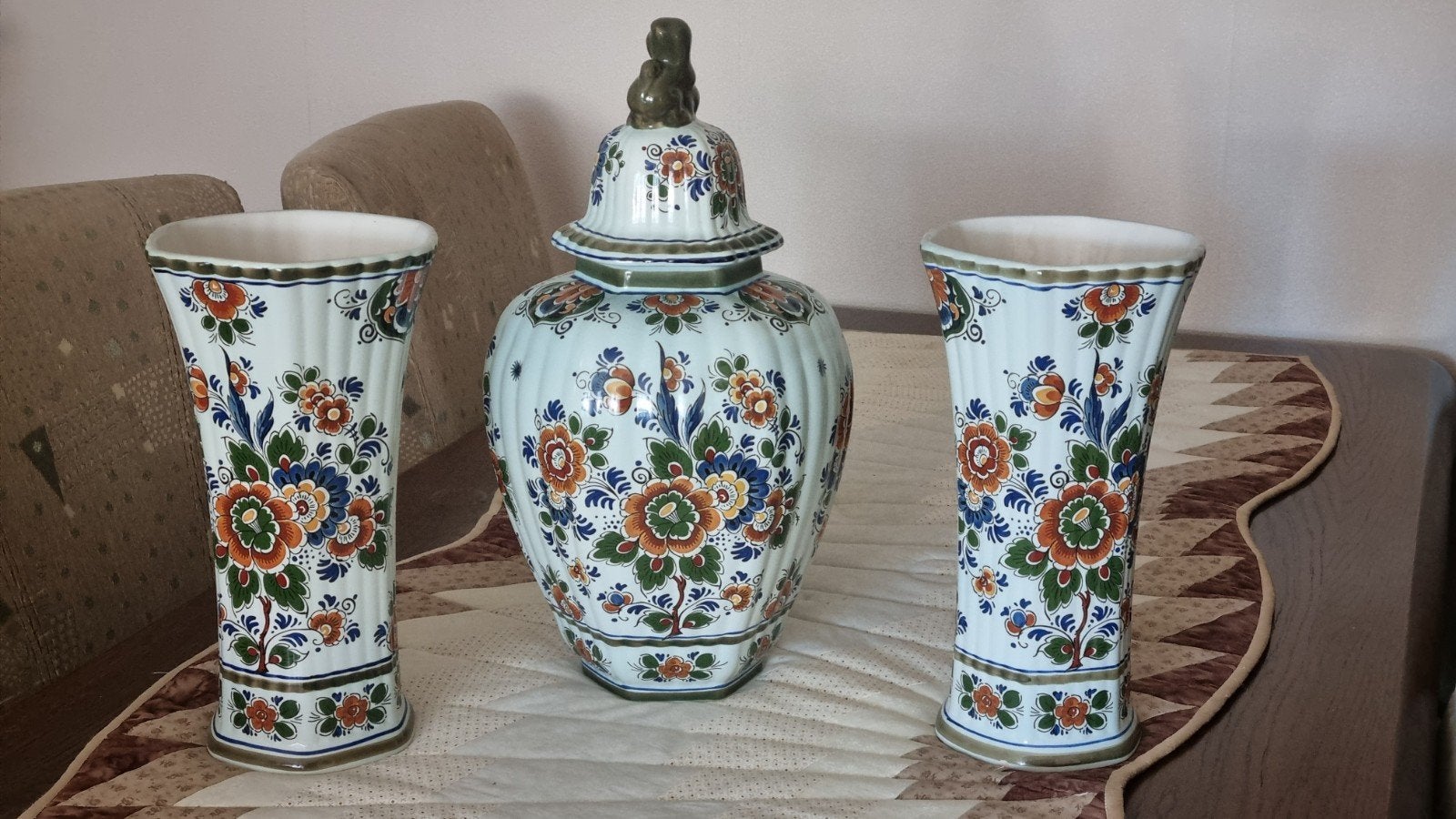 Vazen met bloemmotief beschilderd, Ophalen