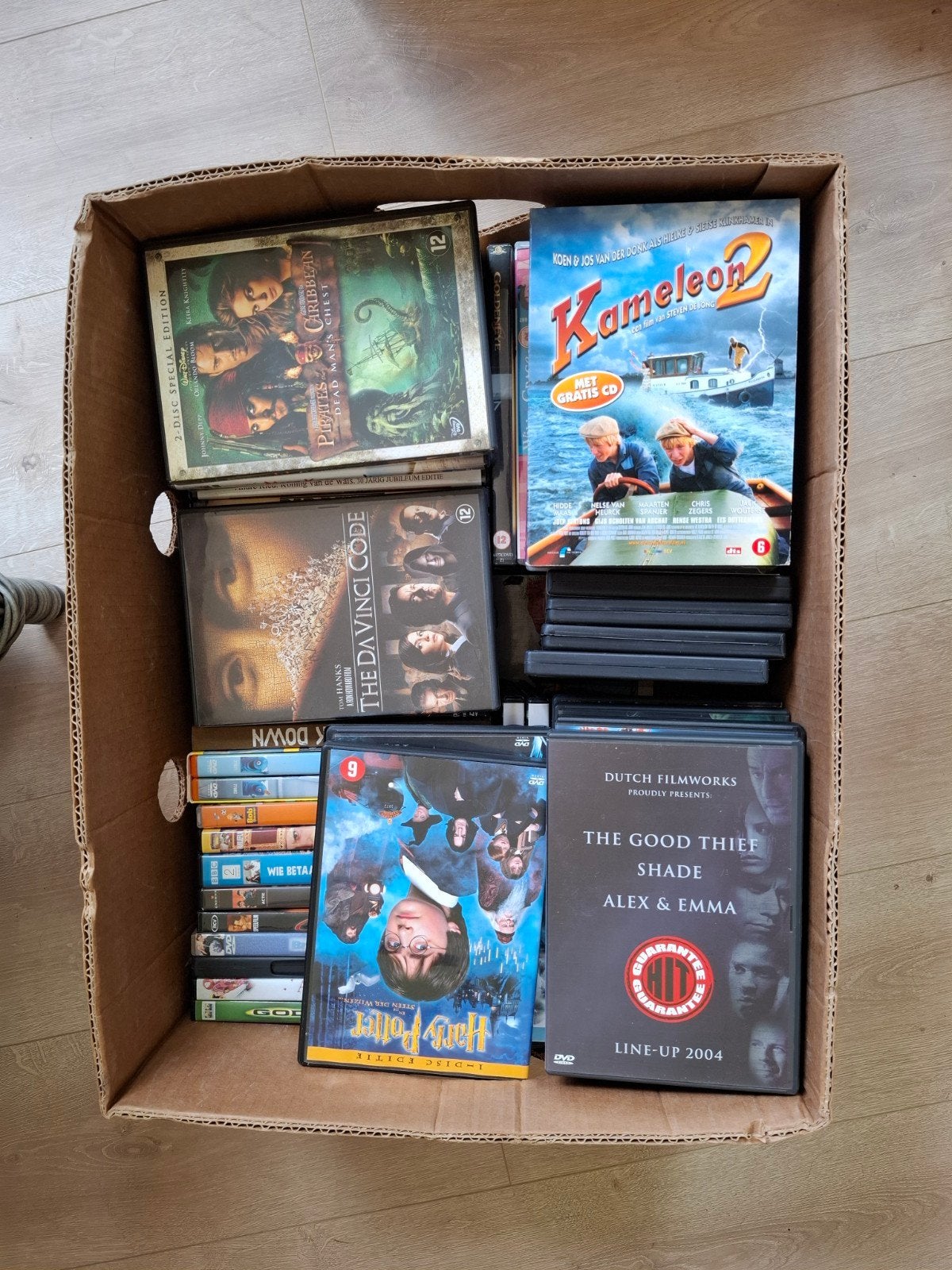 Vier dozen dvd's en video - Verschillende genres, Alle leeftijden, Ophalen of Verzenden, Gebruikt, Inclusief doosje