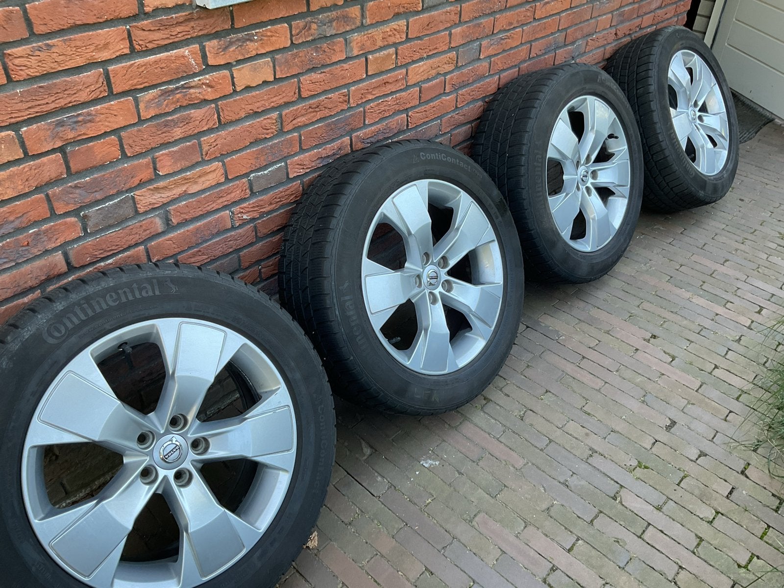 Originele Volvo XC40 velgen met winterbanden 235/55/R18, Auto-onderdelen, Banden en Velgen, Ophalen, 18 inch, Gebruikt, Banden en Velgen